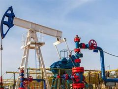 النفط يتراجع بأكثر من 1% مع تصاعد الصراع الأمريكي الإيراني