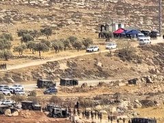 مستوطنون يتجمهرون على أطراف عدة قرى شرق وشمال غرب رام الله