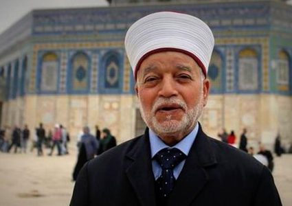 الاحتلال يعتقل المفتي العام للقدس الشيخ محمد حسين