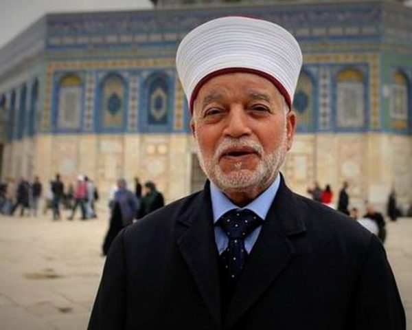 الاحتلال يعتقل المفتي العام للقدس الشيخ محمد حسين