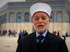 الاحتلال يعتقل المفتي العام للقدس الشيخ محمد حسين