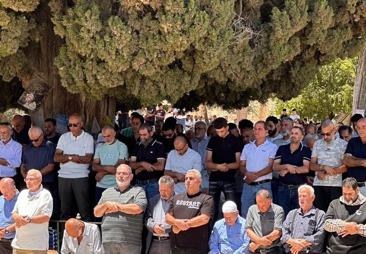 أكثر من 70 ألف مصلِّ أدّوا صلاة الجمعة في المسجد الأقصى المبارك.