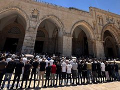 أكثر من 70 ألف مصلِّ أدّوا صلاة الجمعة في المسجد الأقصى المبارك.
