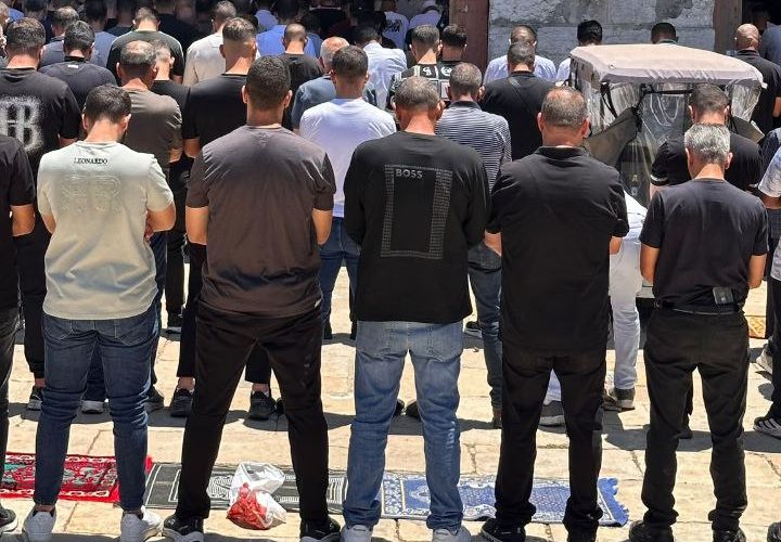 أكثر من 70 ألف مصلِّ أدّوا صلاة الجمعة في المسجد الأقصى المبارك.
