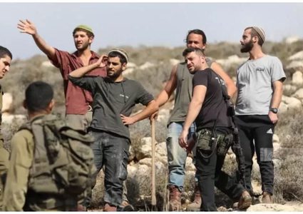 مستعمرون يتجمهرون على أطراف قرية دير عمار
