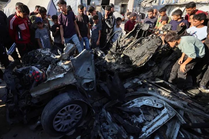 شهيد وإصابات في غارة للاحتلال استهدفت مركبة وسط قطاع غزة