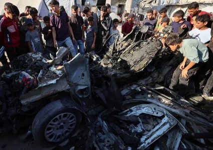 شهيد وإصابات في غارة للاحتلال استهدفت مركبة وسط قطاع غزة
