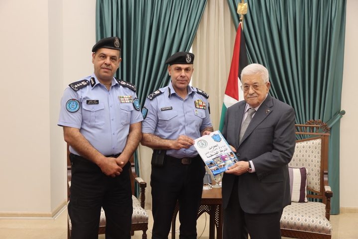 الرئيس يتسلم كتيبا خاصا من إصدار قيادة الشرطة