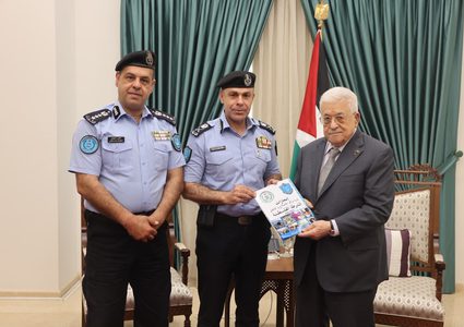 الرئيس يتسلم كتيبا خاصا من إصدار قيادة الشرطة