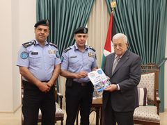 الرئيس يتسلم كتيبا خاصا من إصدار قيادة الشرطة