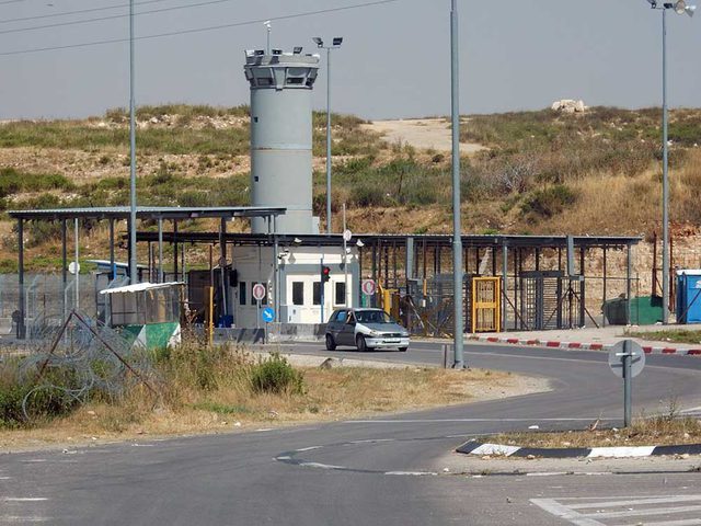 قوات الاحتلال تغلق حاجز بيت إكسا  شمال غرب القدس المحتلة