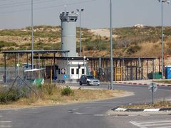 قوات الاحتلال تغلق حاجز بيت إكسا  شمال غرب القدس المحتلة