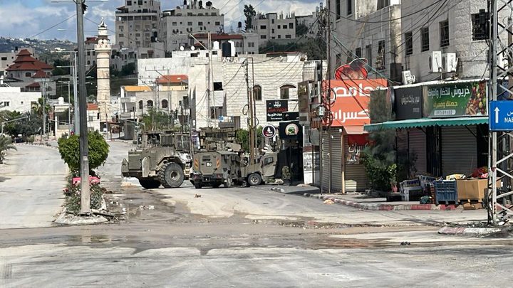 الاحتلال يعتقل 6 مواطنين من دير الغصون وضاحية ذنابة في طولكرم
