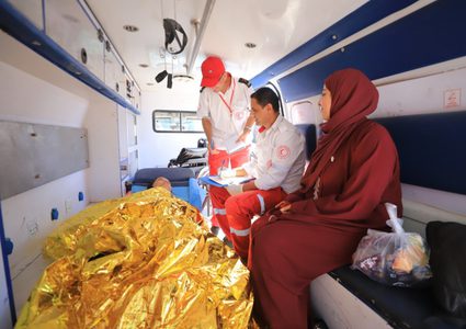 إجلاء 73 مريضاً ومرافقاً من مستشفى المواصي الميداني إلى معبر رفح