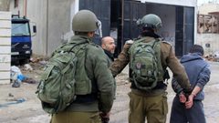 الاحتلال يعتقل شابًا من مخيم قلنديا شمال القدس