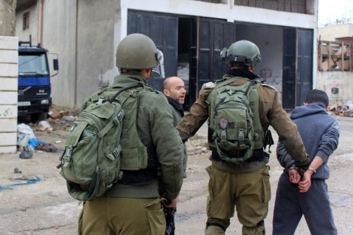 الاحتلال يعتقل شابًا من مخيم قلنديا شمال القدس