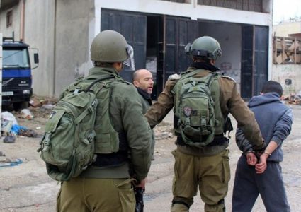 الاحتلال يعتقل شابًا من مخيم قلنديا شمال القدس