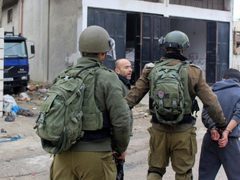الاحتلال يعتقل شابًا من مخيم قلنديا شمال القدس
