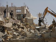 الاحتلال يهدم منزلا في كفر الديك غرب سلفيت