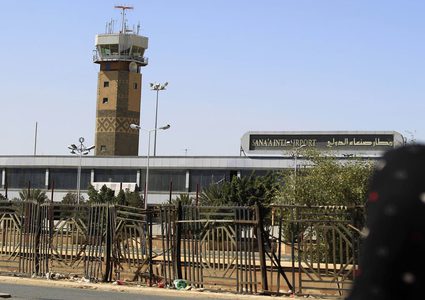 إغلاق جميع المطارات اليمنية حتى إشعار آخر بعد استهداف مدرج مطار صنعاء