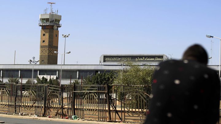 إغلاق جميع المطارات اليمنية حتى إشعار آخر بعد استهداف مدرج مطار صنعاء