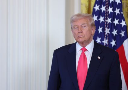 الرئيس الأمريكي : الولايات المتحدة تُجدد الحصار البحري لمضيق هرمز