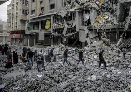 قوات الاحتلال تهدم منزلا في قرية الديرات في بلدة يطا