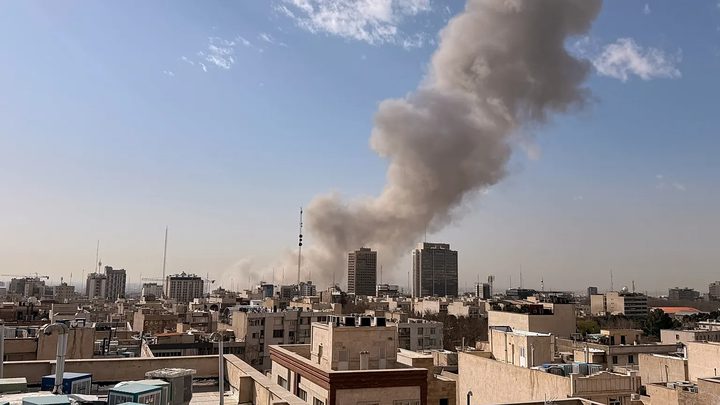 غارات أمريكية على إيران والحرس الثوري يحذر من أزمة طاقة عالمية