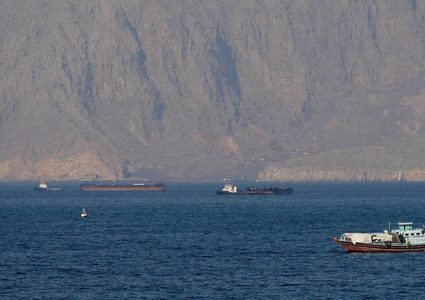 النفط يسجل أعلى مستوياته في شهر مع تصاعد التوترات في مضيق هرمز