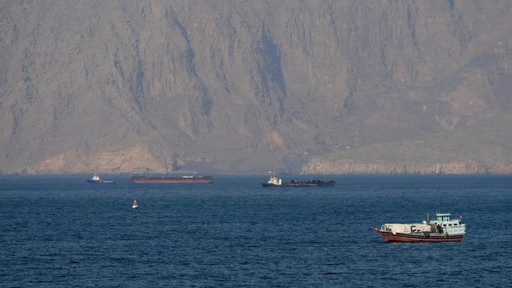 النفط يسجل أعلى مستوياته في شهر مع تصاعد التوترات في مضيق هرمز