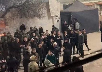 نحو 100 مستوطن يقتحمون كفل حارس ويعتدون على ممتلكات المواطنين