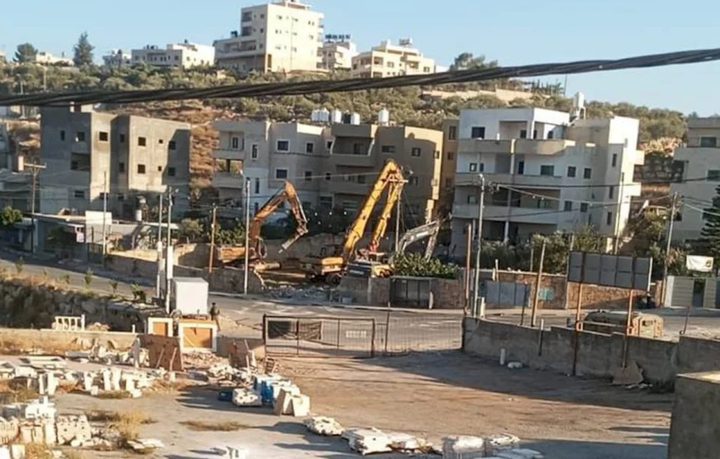 سلطات الاحتلال تجبر مواطنا من الجلزون على هدم محله ذاتيا
