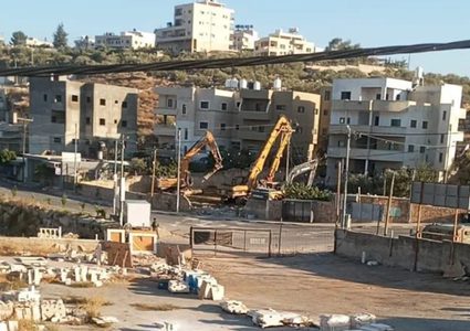 سلطات الاحتلال تجبر مواطنا من الجلزون على هدم محله ذاتيا