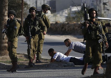 الاحتلال يحتجز 25 مواطنا ويحقق معهم ميدانيا في مخيم الدهيشة جنوب بيت لحم