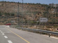 الاحتلال يعزل سنجل شمال رام الله بإغلاق كافة مداخلها