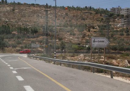 الاحتلال يعزل سنجل شمال رام الله بإغلاق كافة مداخلها