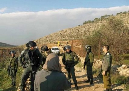 الاحتلال يجبر مواطنين على مغادرة أرضهم في الخضر جنوب بيت لحم
