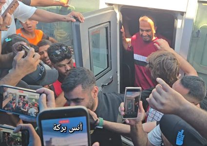 الإفراج عن 12 أسيرا من غزة عبر معبر كرم أبو سالم