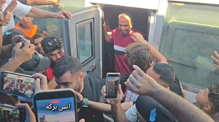 الإفراج عن 12 أسيرا من غزة عبر معبر كرم أبو سالم