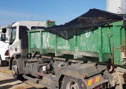 شرطة السياحة والآثار تضبط شاحنتين تلقيان النفايات في مكب عشوائي بضواحي القدس