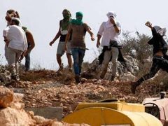مستوطنون يدمرون شبكة المياه ويسرقون خزانين في المنية جنوب شرق بيت لحم