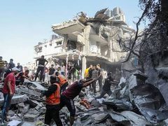 8 شهداء في قصف الاحتلال مخيم النصيرات وسط قطاع غزة