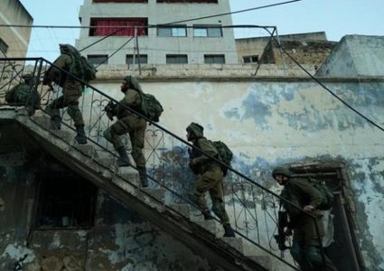 جنين: الاحتلال يفتش منازل في ميثلون ويعبد ويخضع عددا من المواطنين للاستجواب