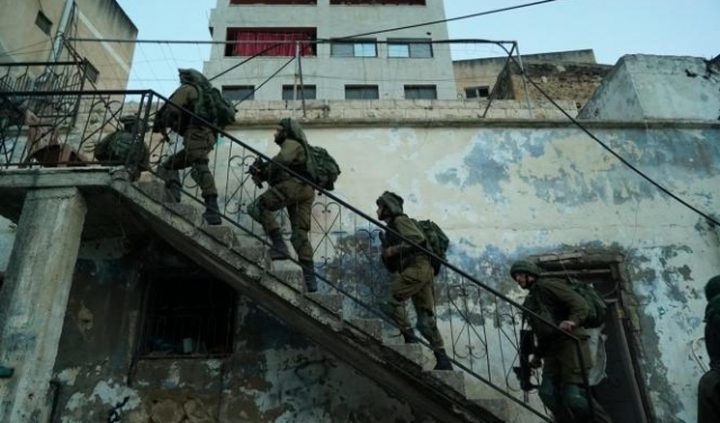 جنين: الاحتلال يفتش منازل في ميثلون ويعبد ويخضع عددا من المواطنين للاستجواب