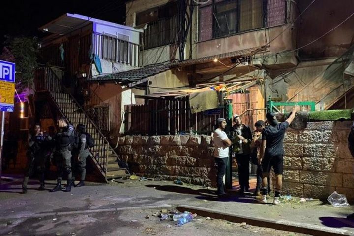 مستوطنون يهاجمون مساكن المواطنين ويسرقون ماشية جنوب الخليل