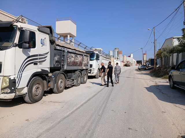 قلقيلية: جودة البيئة تضبط شاحنتين إسرائيليتين محملتين بمخلفات وتعيدهما لمصدرهما
