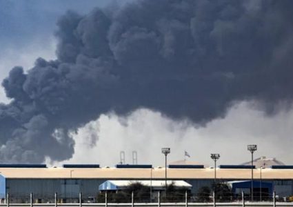 الجيش الإيراني يعلن استهداف قاعدتين أميركيتين في الكويت ويهدد واشنطن بـ"رد مدمر"