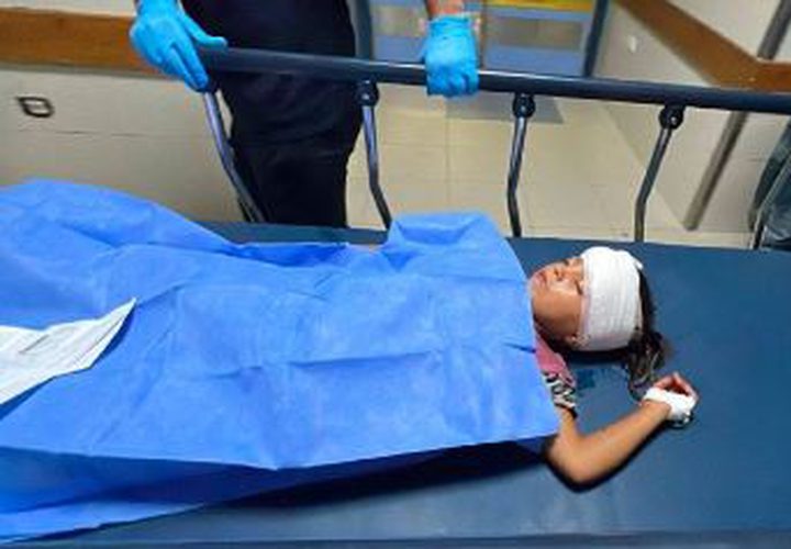 وصول طفلة مصابة برصاص الاحتلال إلى مجمع ناصر الطبي من منطقة بئر 19 جنوب خانيونس، جنوبي قطاع غزة.