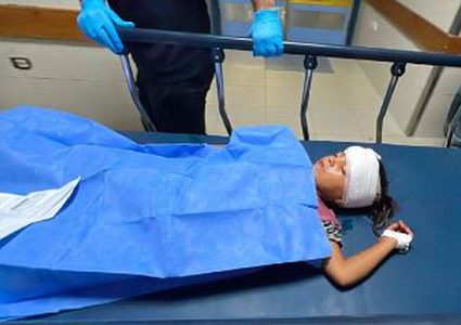 وصول طفلة مصابة برصاص الاحتلال إلى مجمع ناصر الطبي من منطقة بئر 19 جنوب خانيونس، جنوبي قطاع غزة.
