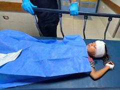 وصول طفلة مصابة برصاص الاحتلال إلى مجمع ناصر الطبي من منطقة بئر 19 جنوب خانيونس، جنوبي قطاع غزة.